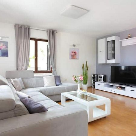 Holiday Home Mons Aureus Gornje Sitno Kültér fotó